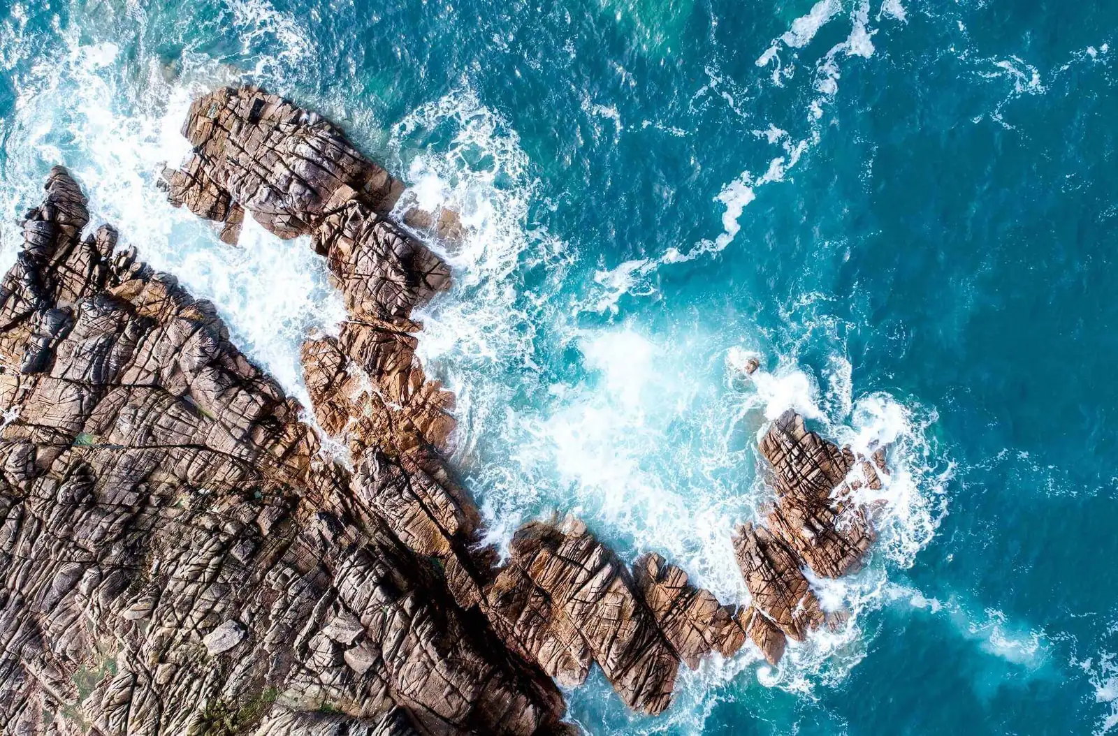 Scogliera e mare visti dall'alto